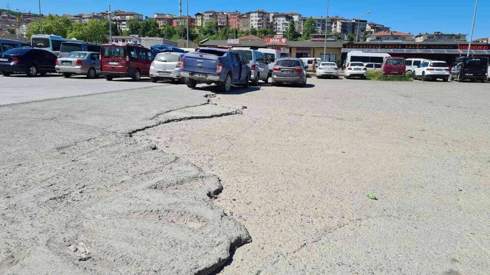 Ücretli otoparkta bozuk yol tepkisi