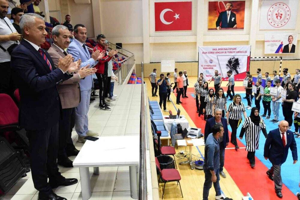 Bilek Güreşi Gençler (B) Türkiye Şampiyonası Karabük’te başladı