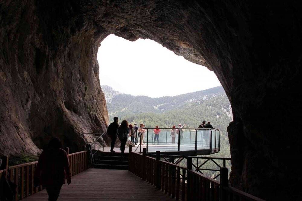 Doğa tutkunları Çamlık mağaralarına hayran kaldı