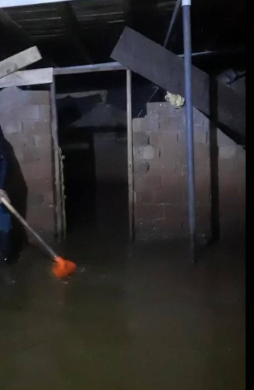 Elazığ’da sağanak yağış sonrası ahırları su bastı