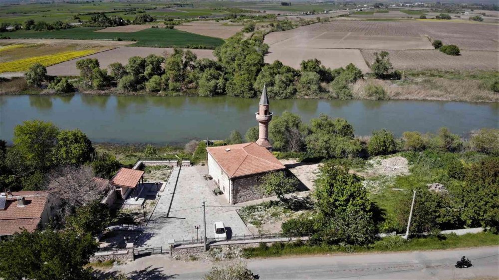 İbadete açılan tarihi cami manzarasıyla büyülüyor