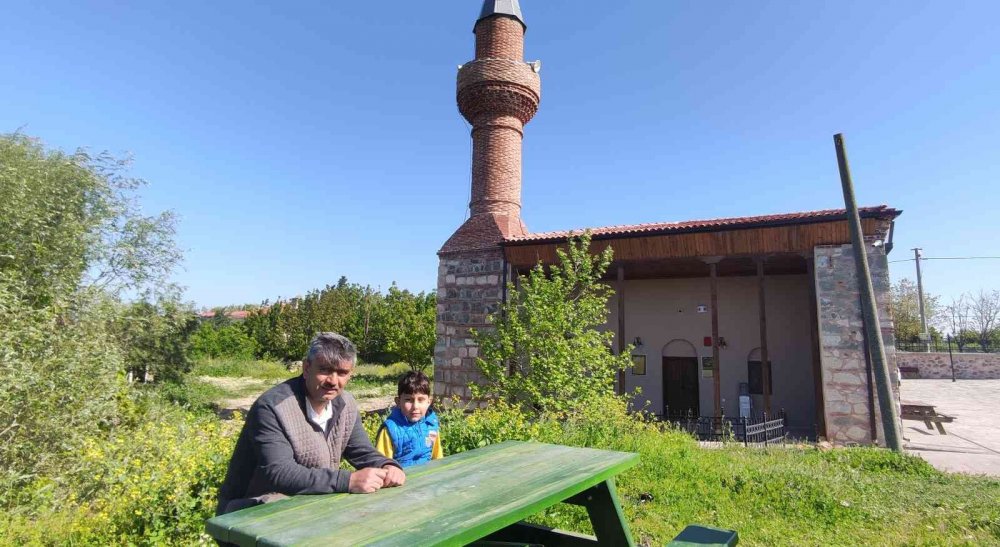 İbadete açılan tarihi cami manzarasıyla büyülüyor