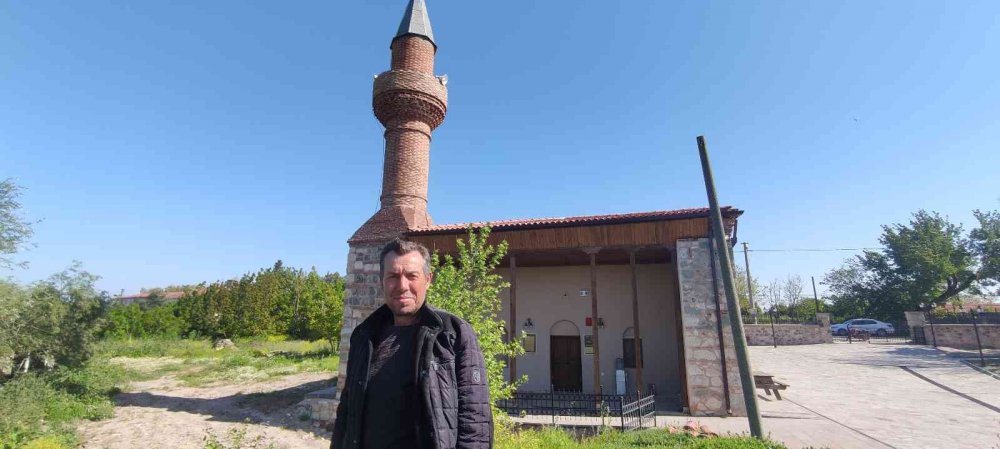 İbadete açılan tarihi cami manzarasıyla büyülüyor