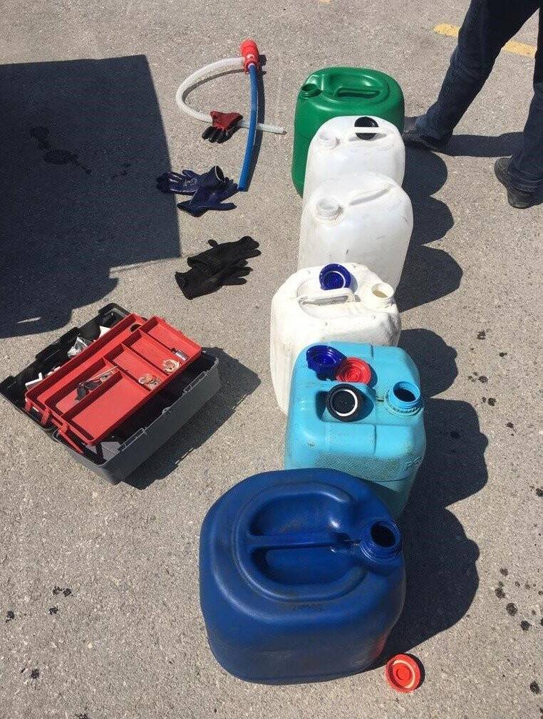 Park halindeki kamyonlardan 500 litre mazot çaldı