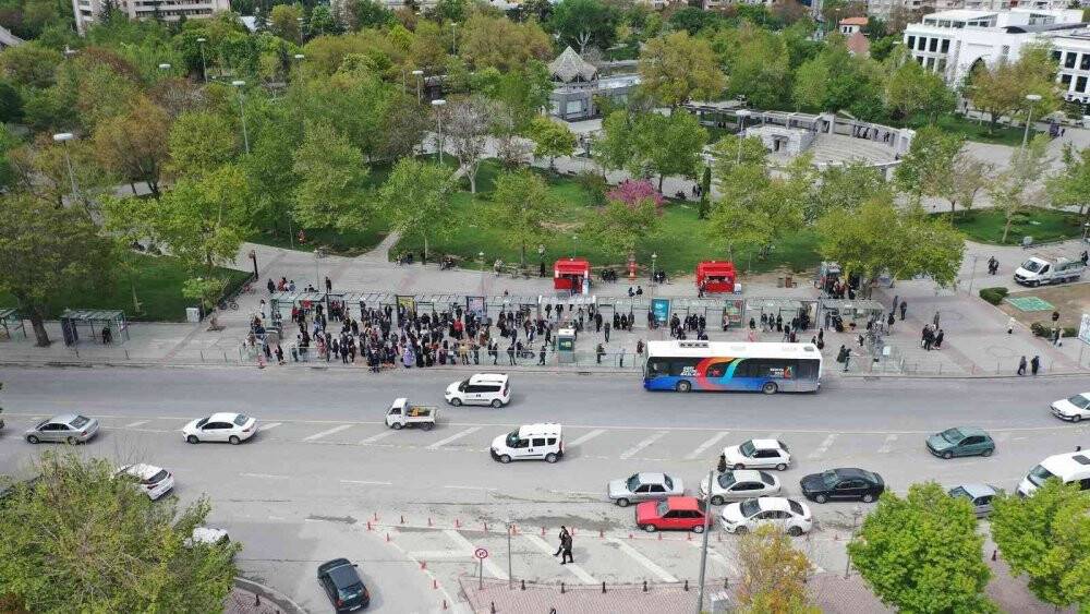 Turnikeli otobüs durağı ile trafik güvenliği arttı, bekleme süresi azaldı
