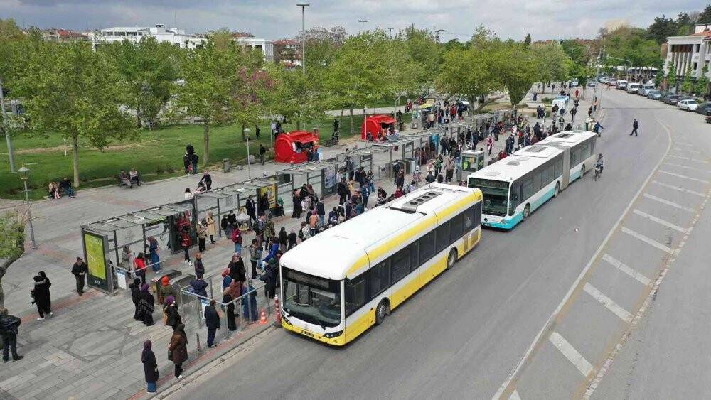Turnikeli otobüs durağı ile trafik güvenliği arttı, bekleme süresi azaldı
