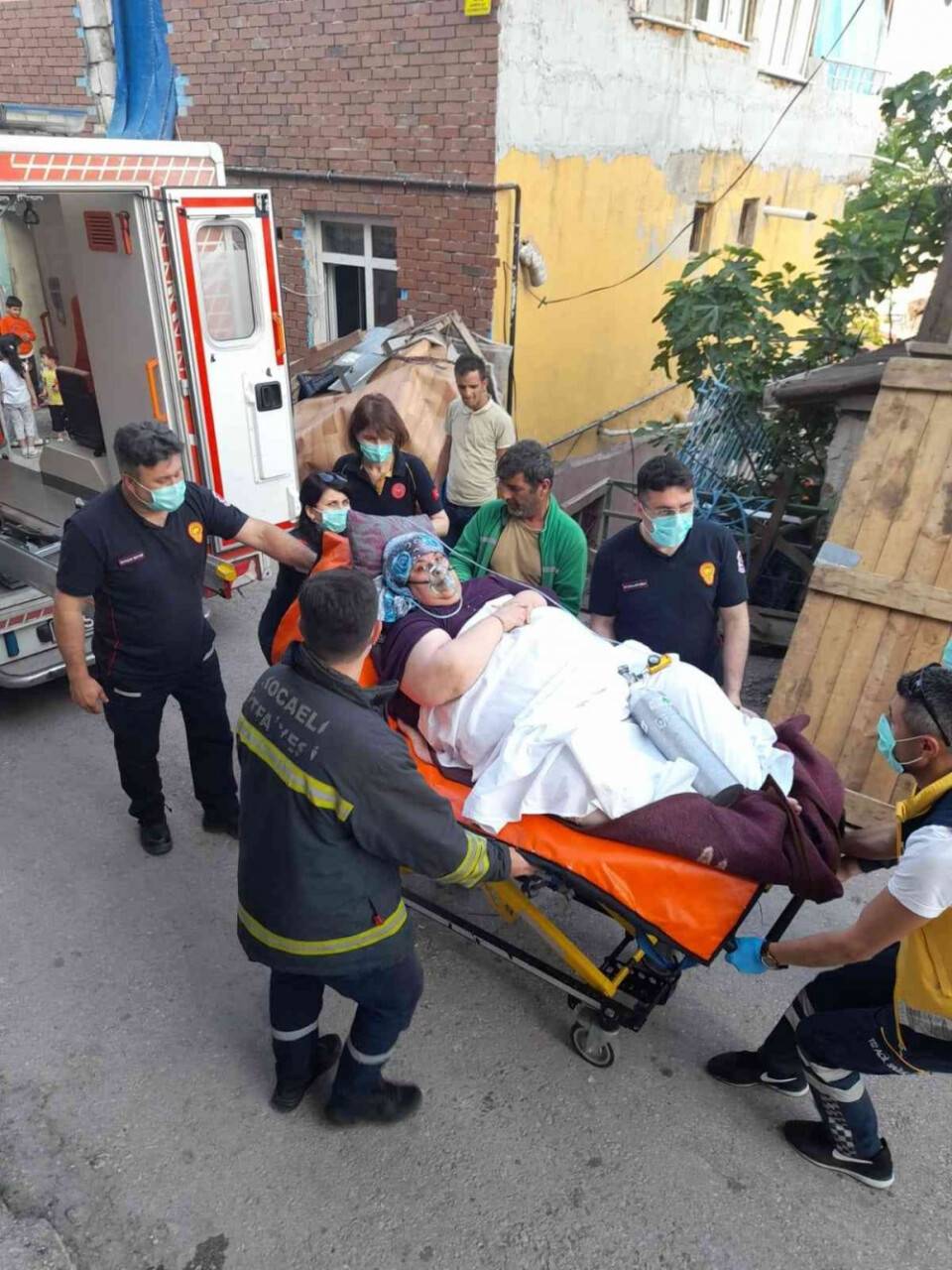 200 kiloluk hasta eve vinçle taşındı