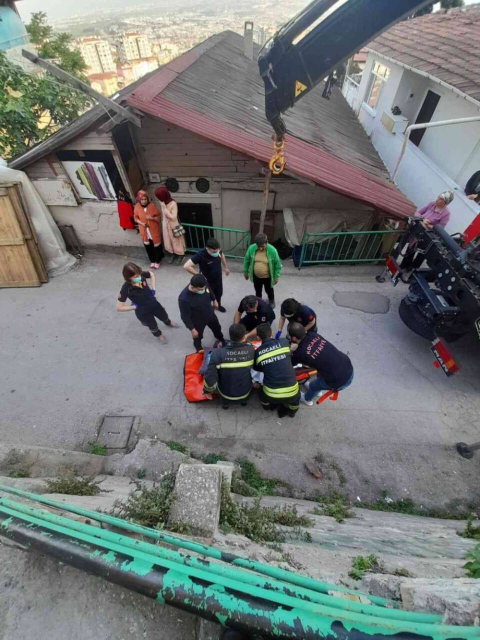 200 kiloluk hasta eve vinçle taşındı
