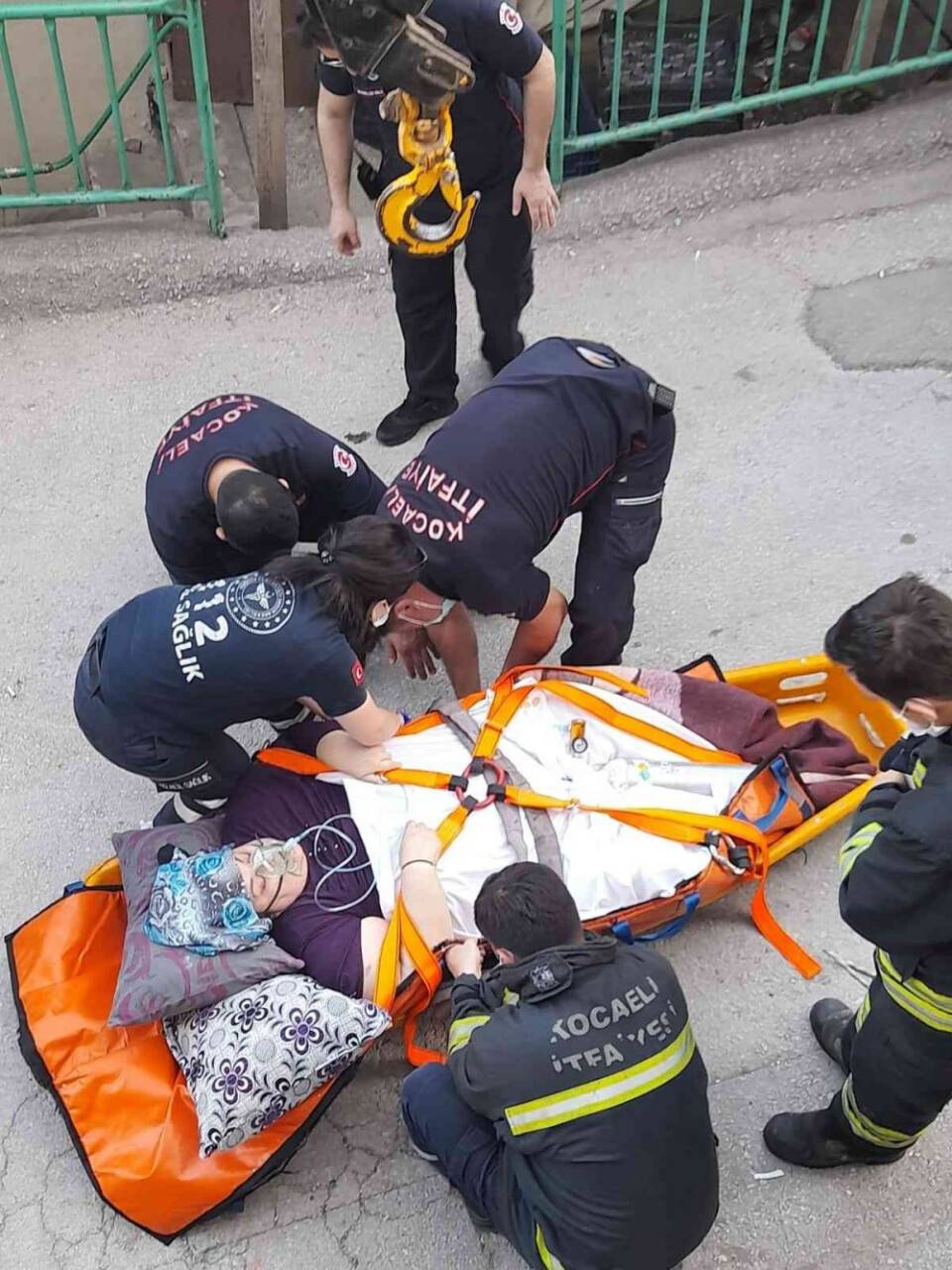 200 kiloluk hasta eve vinçle taşındı
