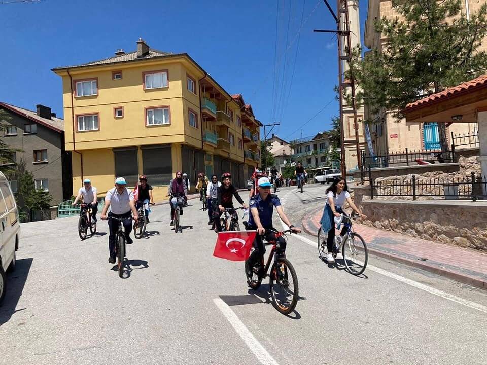 Derebucak’ta protokol gençlerle pedal çevirdi