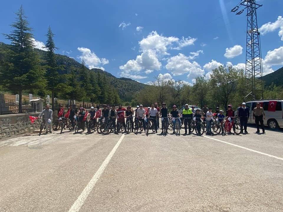 Derebucak’ta protokol gençlerle pedal çevirdi