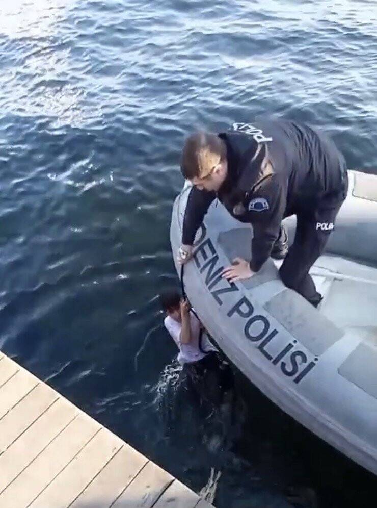 Haliç’te can pazarı kamerada: Suya düşen genci deniz polisi kurtardı