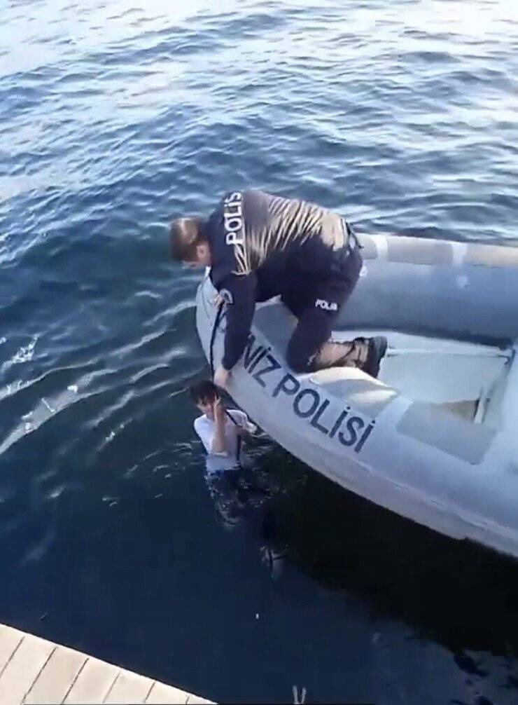 Haliç’te can pazarı kamerada: Suya düşen genci deniz polisi kurtardı