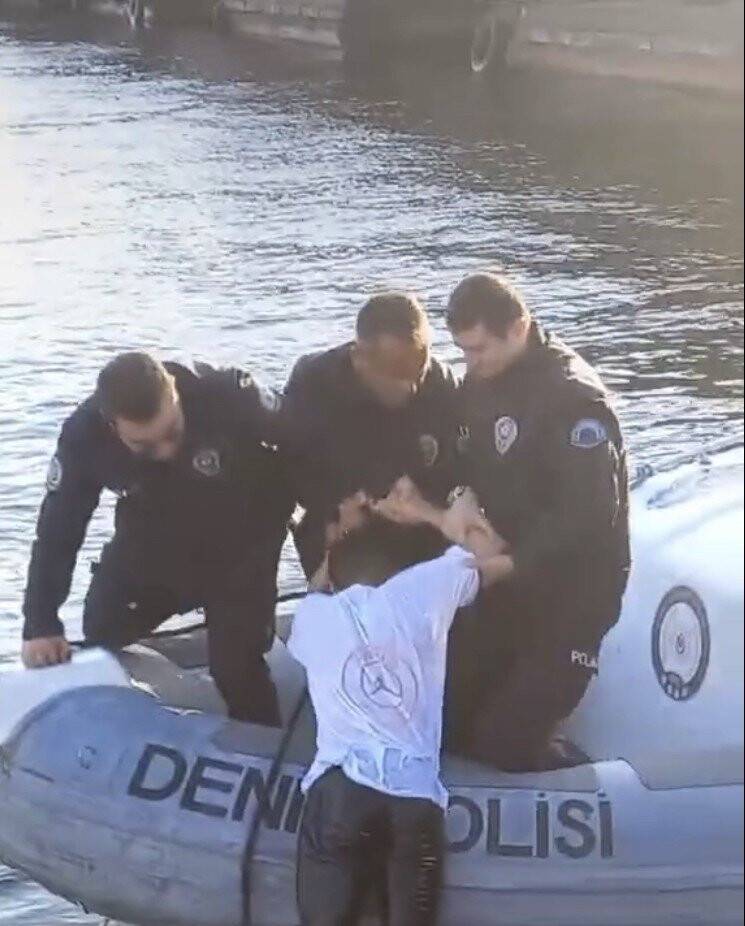 Haliç’te can pazarı kamerada: Suya düşen genci deniz polisi kurtardı