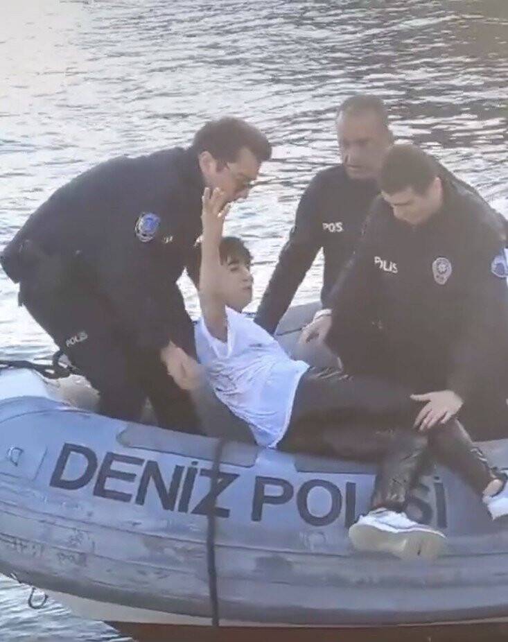 Haliç’te can pazarı kamerada: Suya düşen genci deniz polisi kurtardı