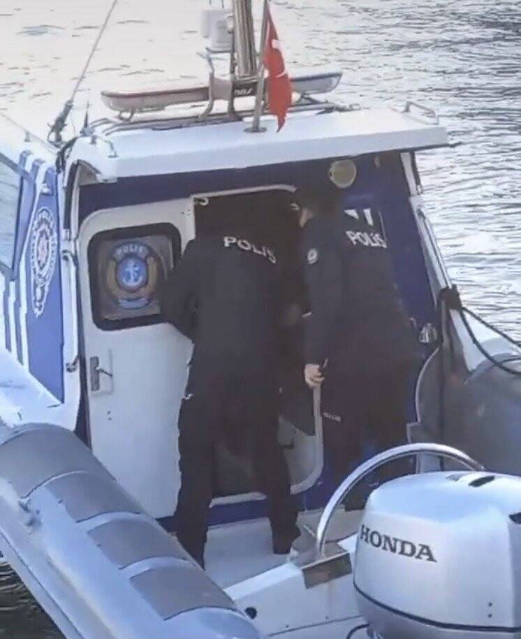 Haliç’te can pazarı kamerada: Suya düşen genci deniz polisi kurtardı