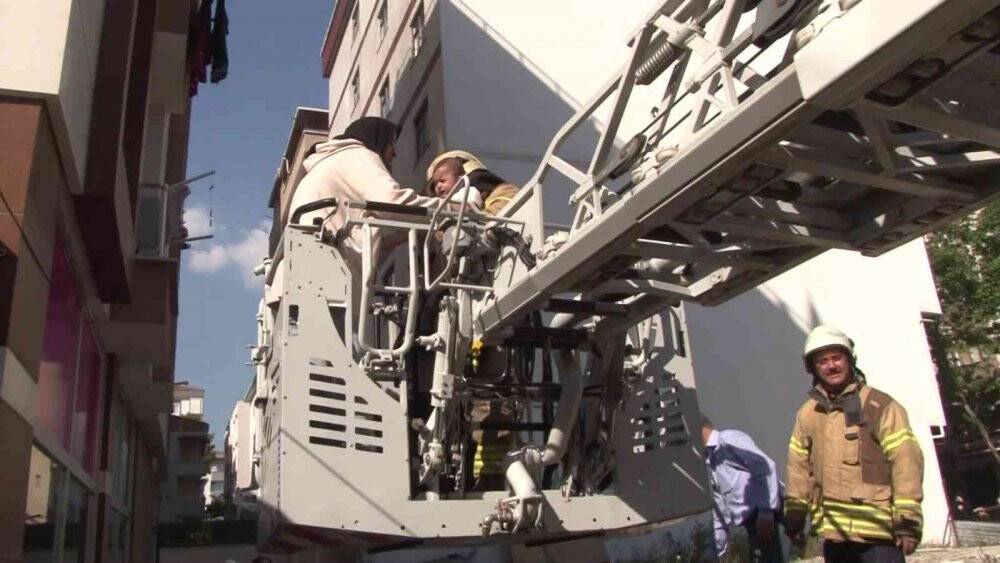 Kartal’da mahsur kalan anne ve bebeği itfaiye ekipleri kurtardı
