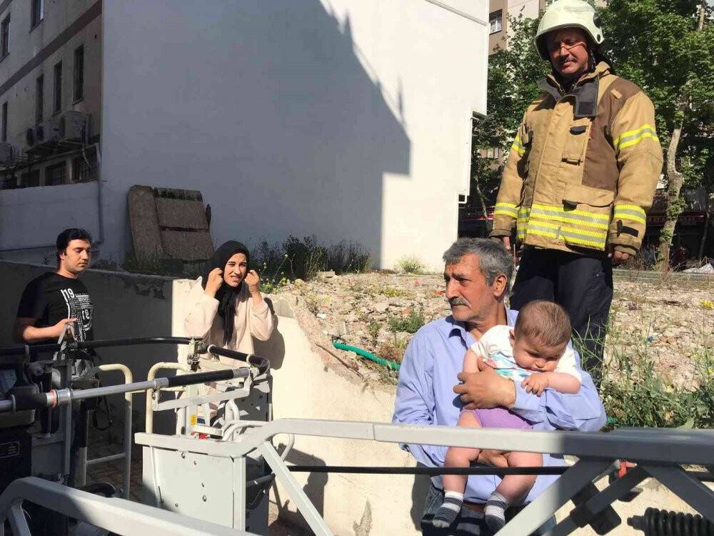 Kartal’da mahsur kalan anne ve bebeği itfaiye ekipleri kurtardı