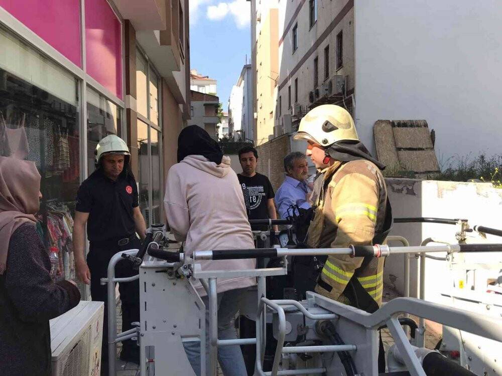 Kartal’da mahsur kalan anne ve bebeği itfaiye ekipleri kurtardı