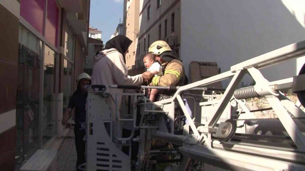 Kartal’da mahsur kalan anne ve bebeği itfaiye ekipleri kurtardı