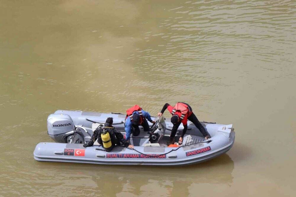 Kazada nehirde kaybolan sürücüden 19 gündür haber yok