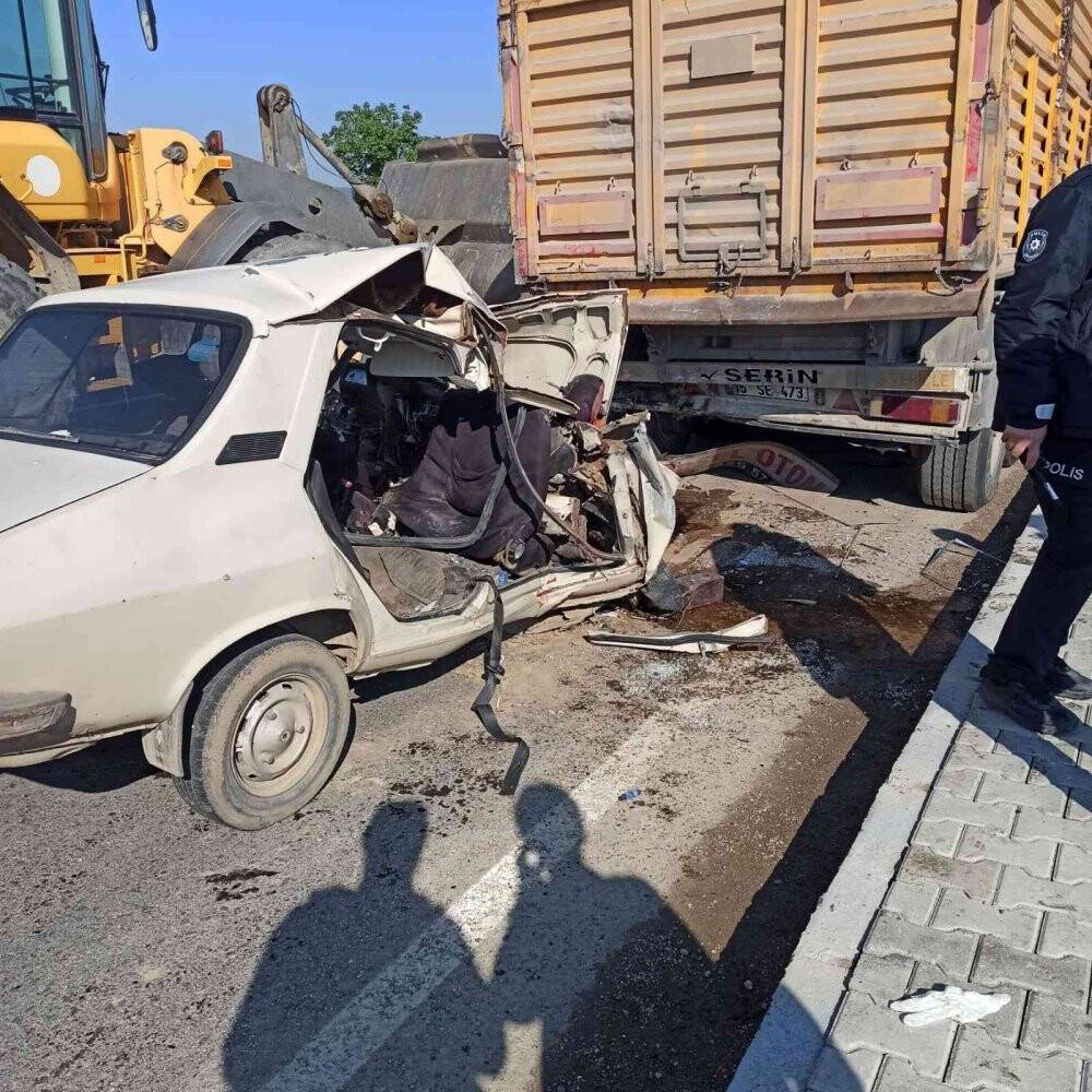 Tıra arkadan çarpan otomobil bir aileye mezar oldu