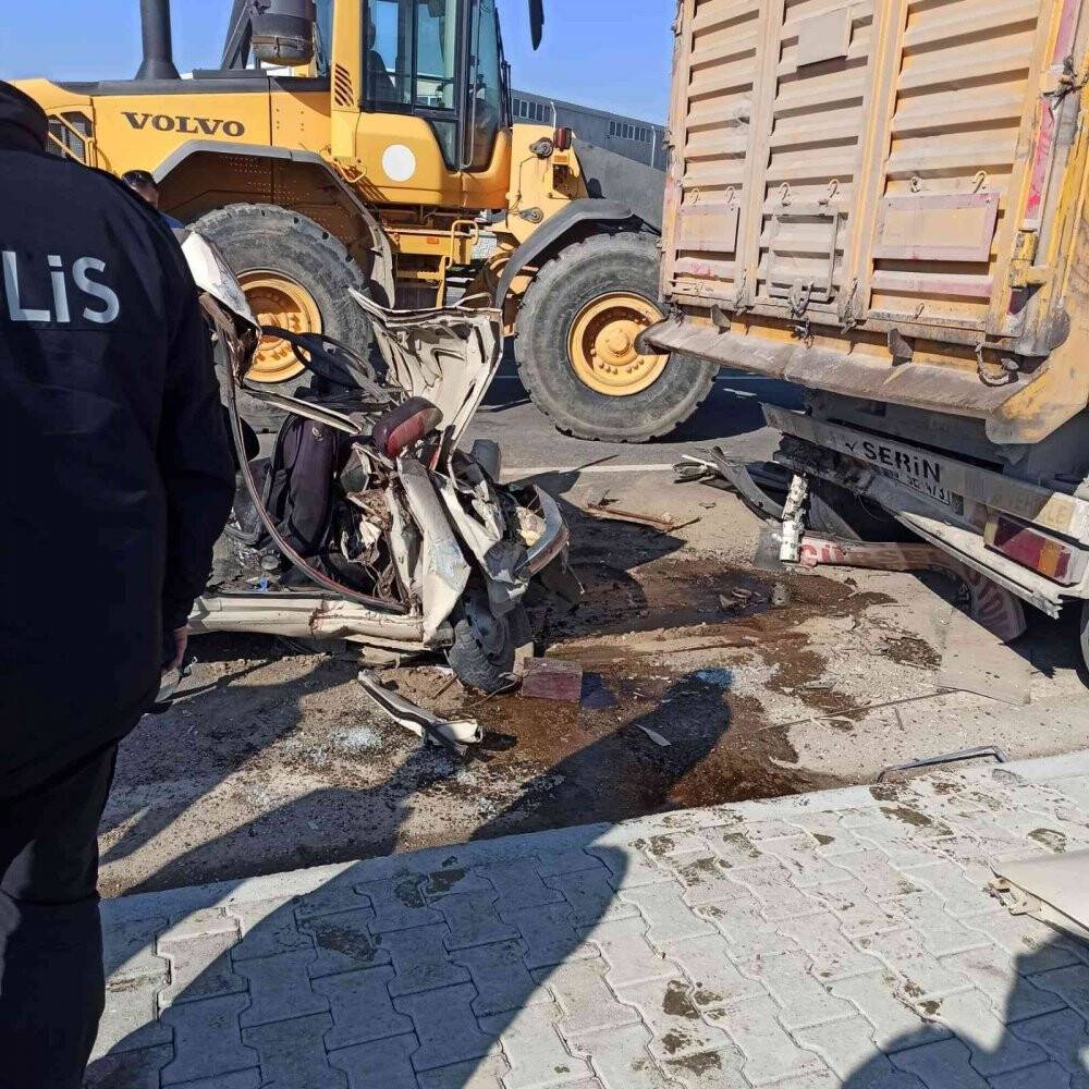 Tıra arkadan çarpan otomobil bir aileye mezar oldu