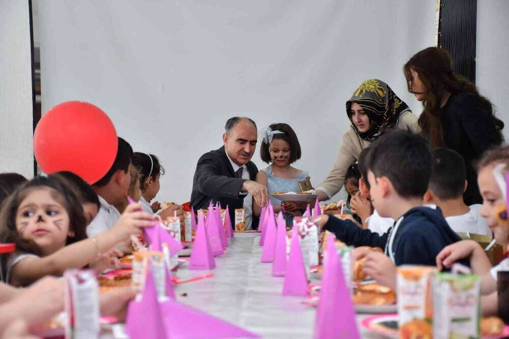 Vali Özkan şehit kızının doğum günü sevincine ortak oldu