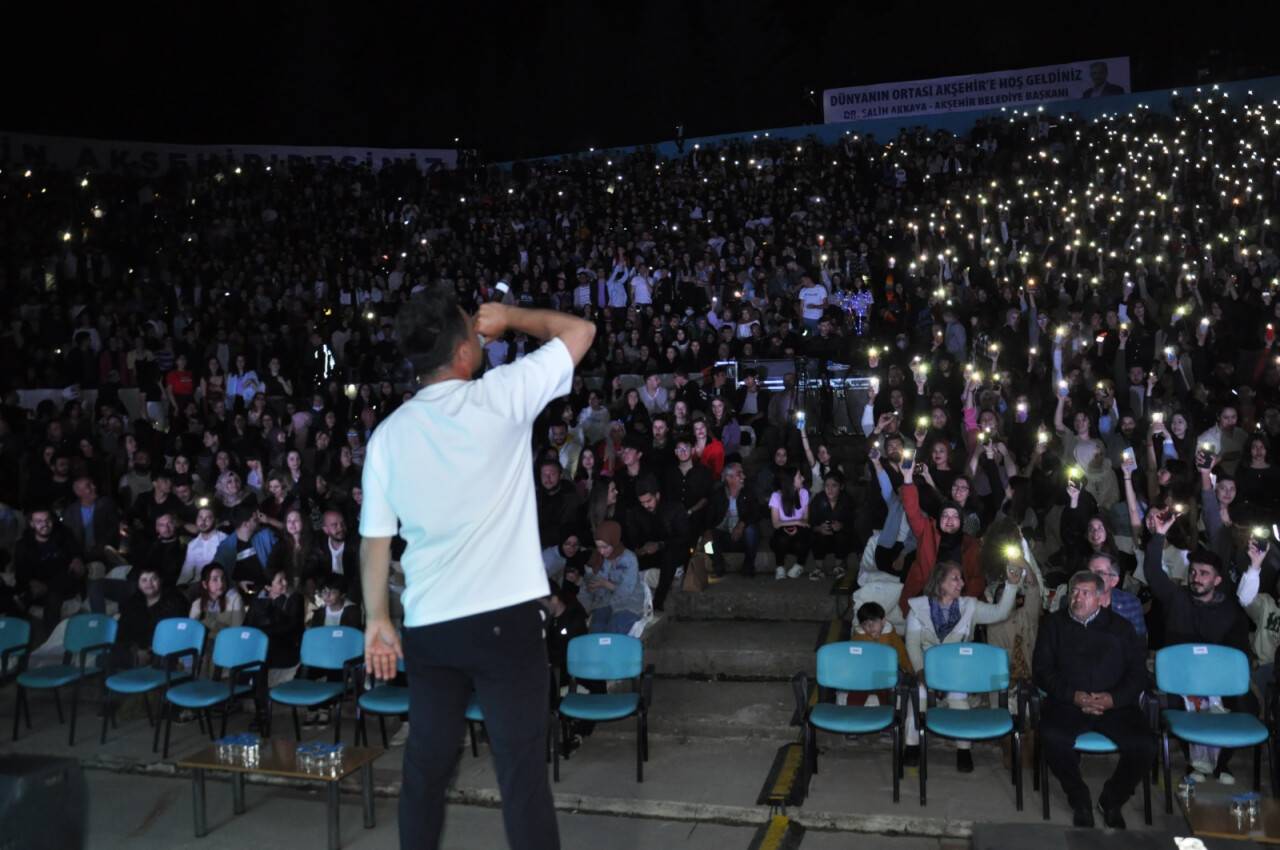 aa-20220518-27898073-27898068-sarkici-fatma-turgut-aksehirde-konser-verdi.jpg
