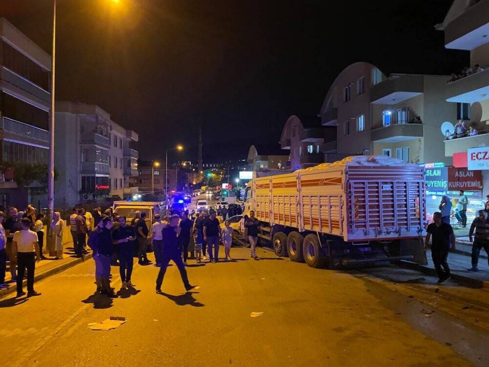 Bursa’da kamyonun 9 aracı biçtiği anlara ait yeni görüntüler ortaya çıktı