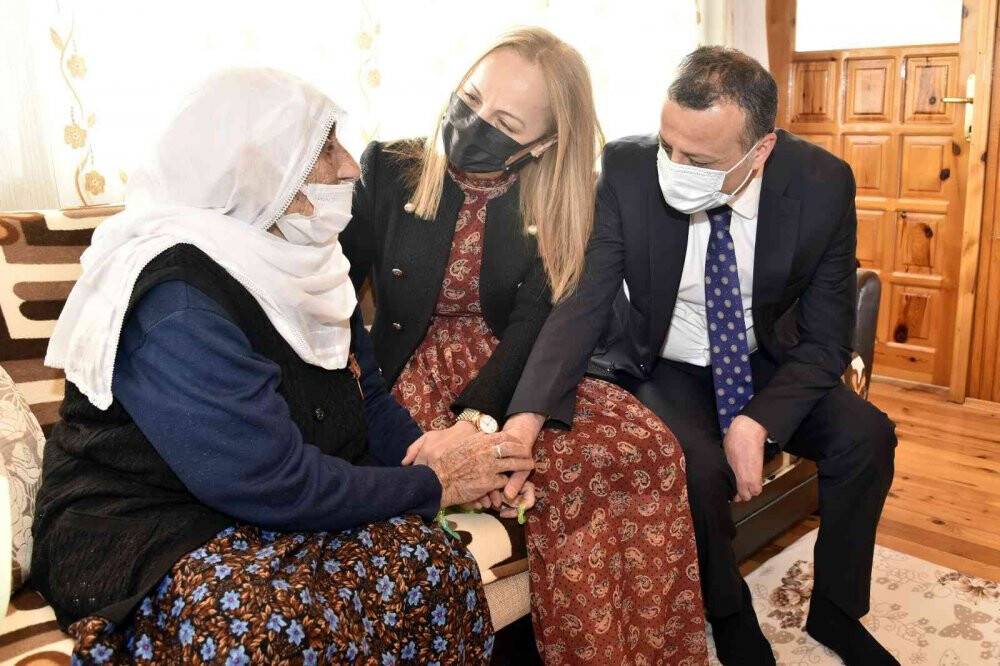 Güllü nine 111. yaşını Vali Taşbilek’le kutladı