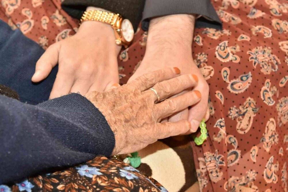 Güllü nine 111. yaşını Vali Taşbilek’le kutladı