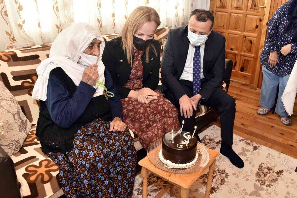 Güllü nine 111. yaşını Vali Taşbilek’le kutladı