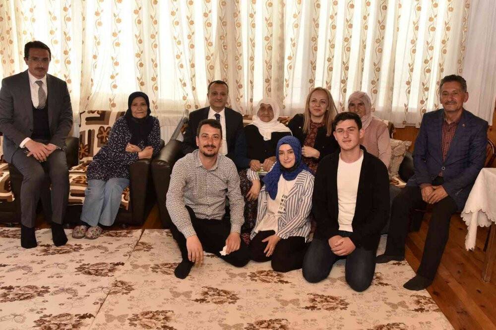 Güllü nine 111. yaşını Vali Taşbilek’le kutladı