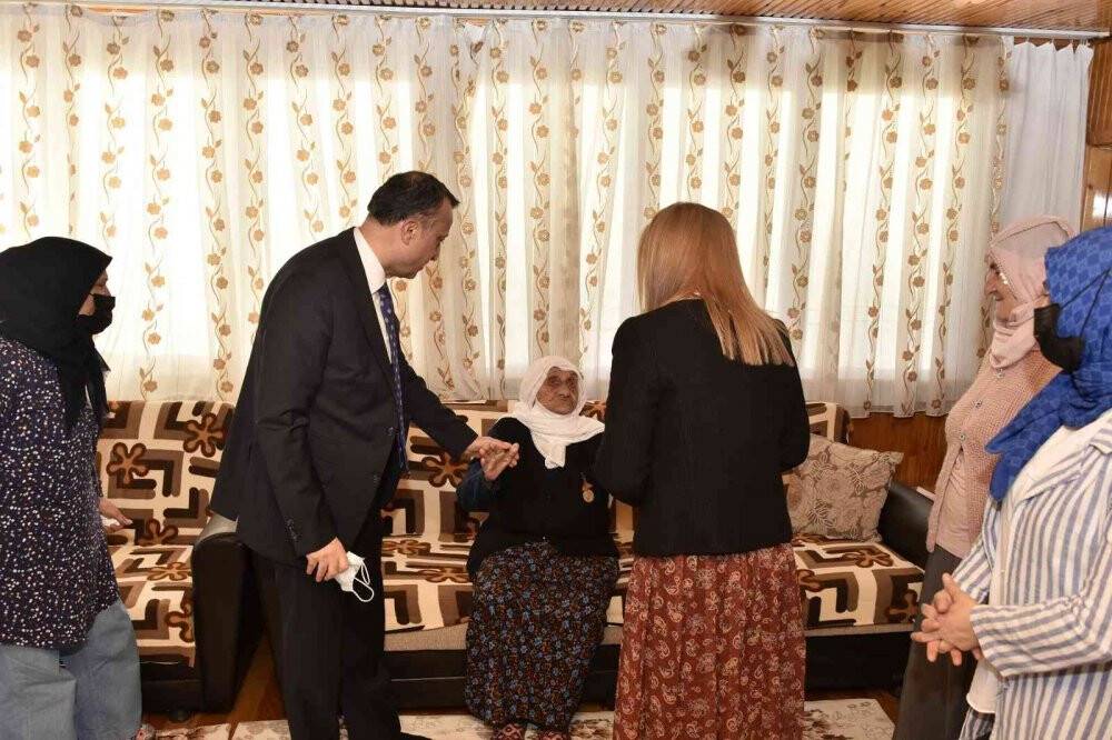 Güllü nine 111. yaşını Vali Taşbilek’le kutladı