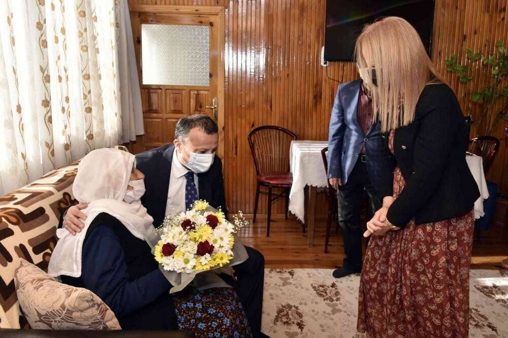 Güllü nine 111. yaşını Vali Taşbilek’le kutladı