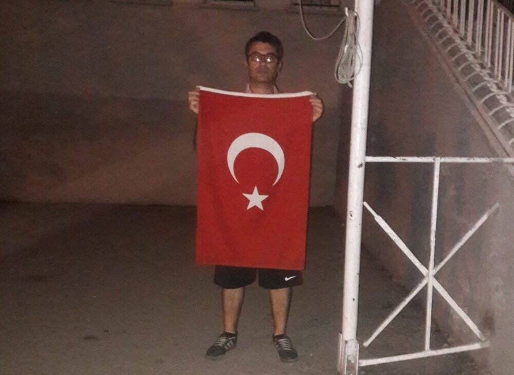 Yere düşen bayrağı yıkayıp yeniden okula teslim etti