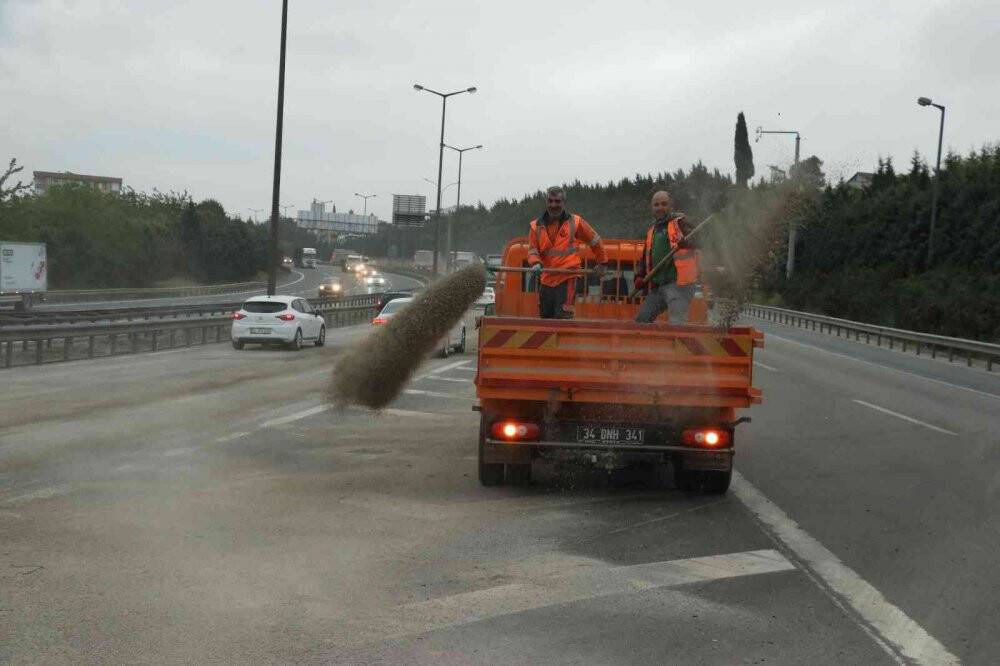 Yola dökülen mazot, kilometrelerce araç kuyruğu oluşturdu