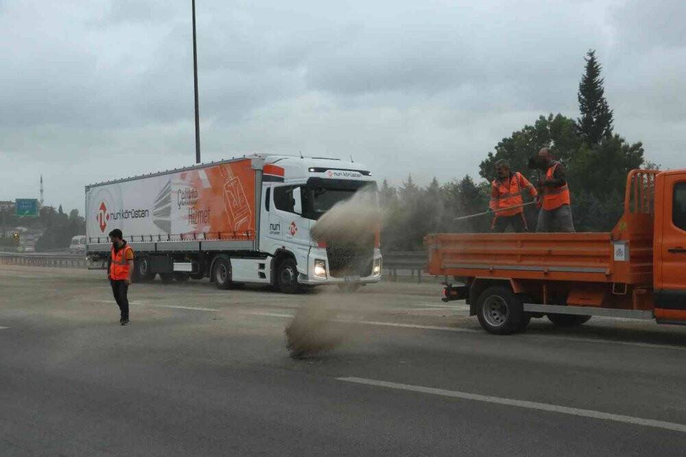 Yola dökülen mazot, kilometrelerce araç kuyruğu oluşturdu