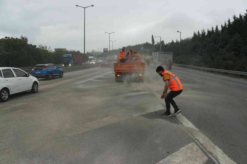 Yola dökülen mazot, kilometrelerce araç kuyruğu oluşturdu