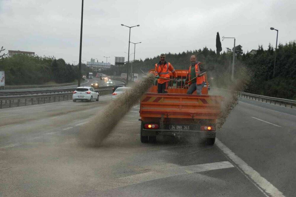 Yola dökülen mazot, kilometrelerce araç kuyruğu oluşturdu