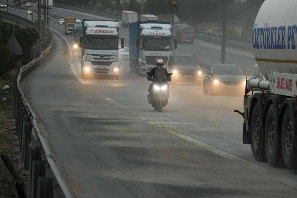 Yola dökülen mazot, kilometrelerce araç kuyruğu oluşturdu