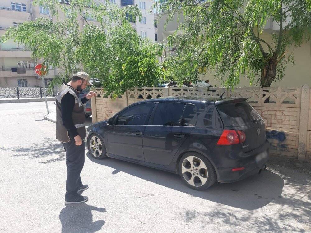 Aracıyla ezdiği kediyi ölüme terk eden şahsa ceza