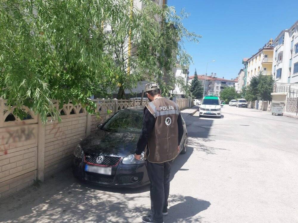 Aracıyla ezdiği kediyi ölüme terk eden şahsa ceza