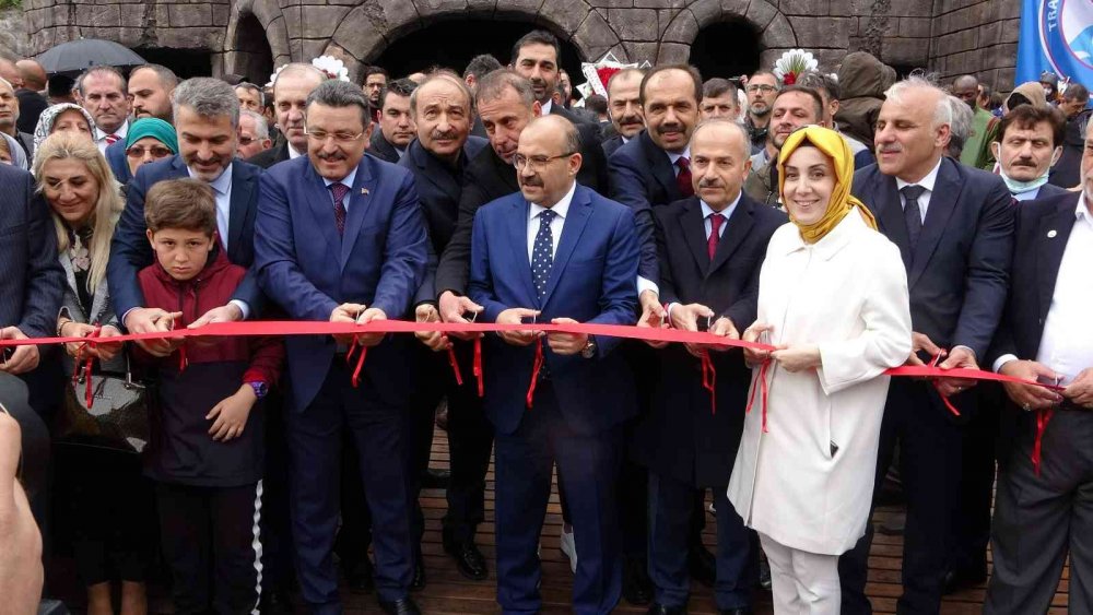 Dünyada tünel içerisinde inşa edilen ilk akvaryum Trabzon’da açıldı