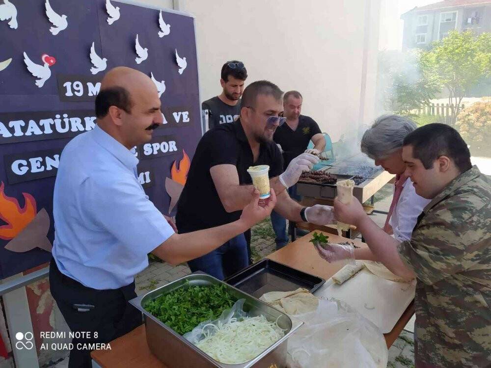 Fenomen ciğerciden öğrencilere büyük jest