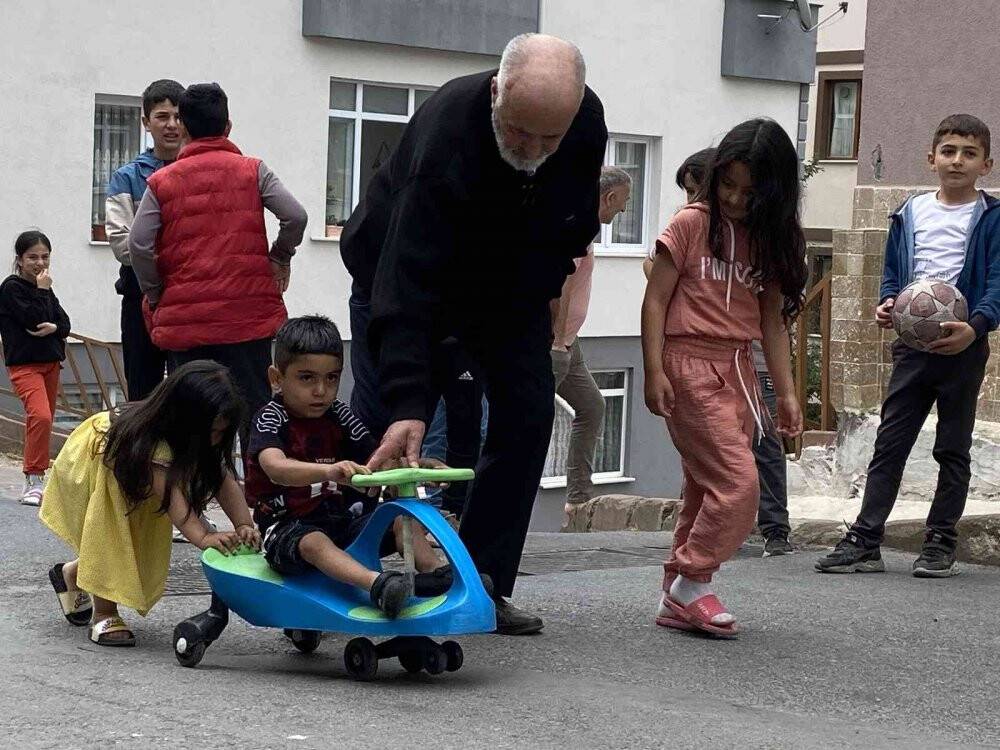 Küçük çocuk, cipin altından yara almadan kurtuldu