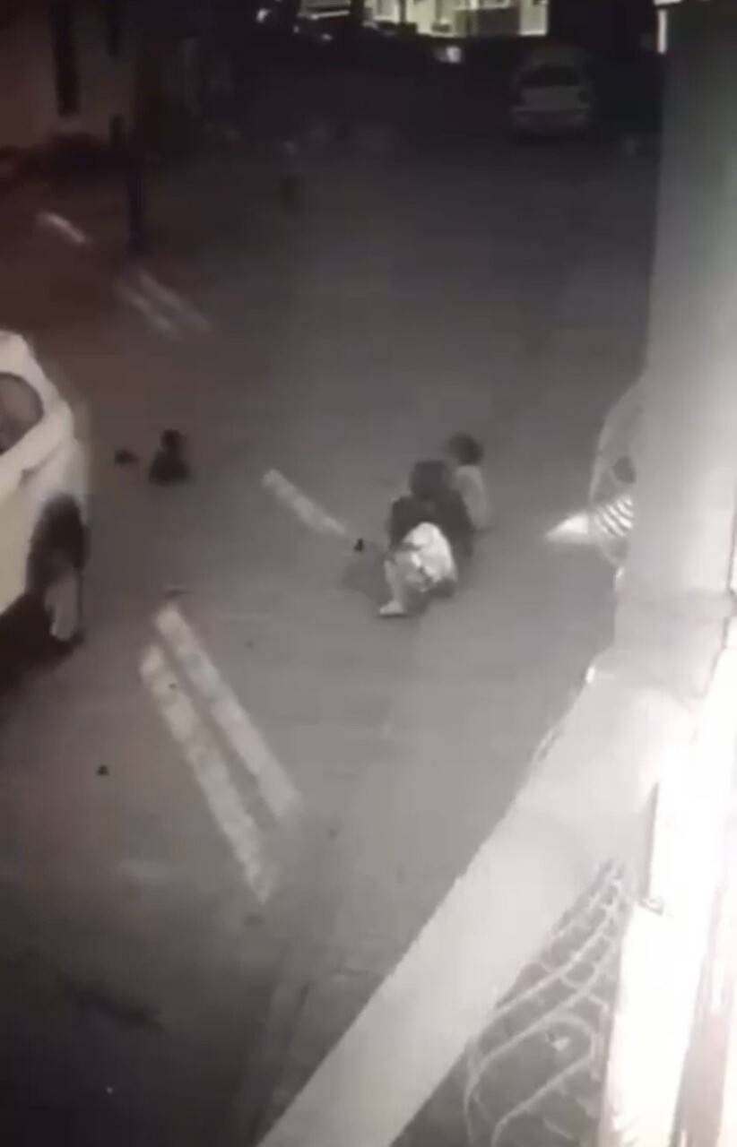 Küçük çocuk, cipin altından yara almadan kurtuldu