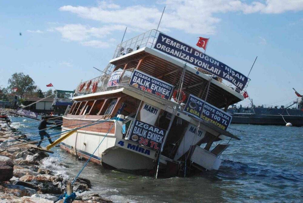 Şiddetli rüzgar tekneyi devirdi