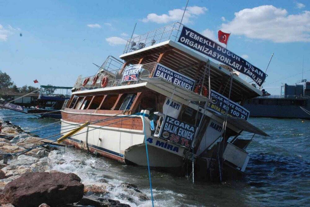 Şiddetli rüzgar tekneyi devirdi